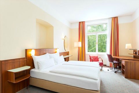 Hotel NH Viena